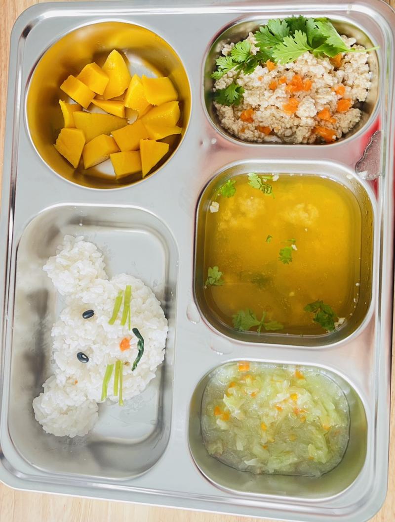 Bữa ăn hàng ngày của các bé trường Mầm non Ngôi nhà cá heo