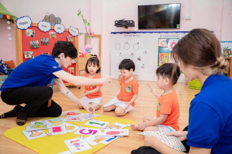 Các bé được học cùng với giáo viên nước ngoài
