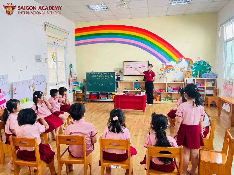 Cô và trò Trường Saigon Academy Nguyễn Thái Bình