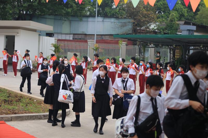 Ngày hội giao lưu văn hóa Việt - Nhật (hình ảnh đoàn học sinh Nhật bước vào trường Nguyễn Bỉnh Khiêm)