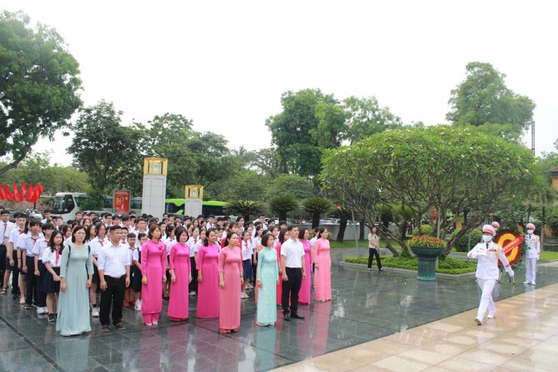 Thầy trò trường THCS Thanh Xuân đến thăm lăng Bác