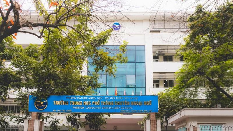 Cổng Trường THPT Chuyên Ngoại ngữ - Đại học Quốc gia Hà Nội