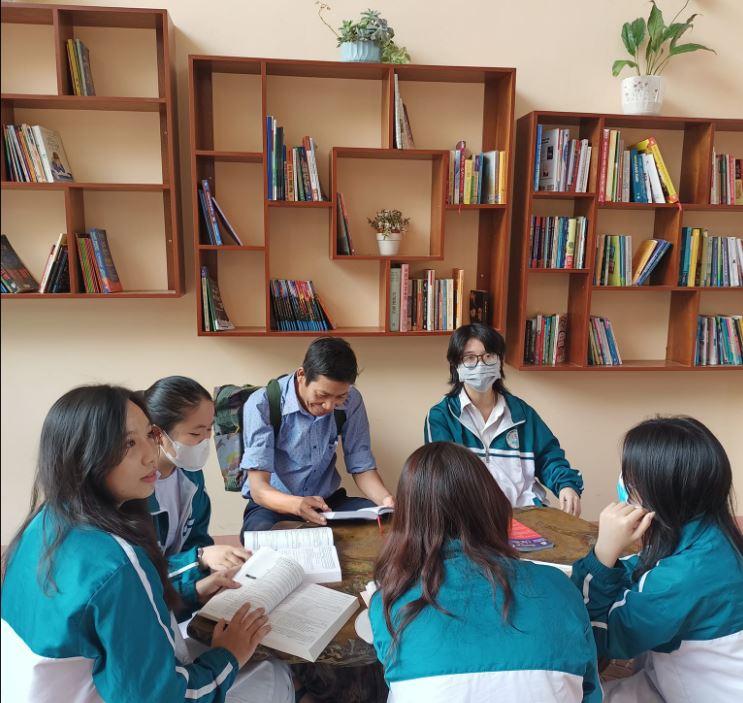 Thầy giáo cùng học sinh tại thư viện Trường THPT Duy Tân