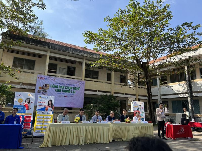 Những năm qua, Trường THPT Nguyễn Bỉnh Khiêm chú trọng dạy chữ- dạy người với phương châm 