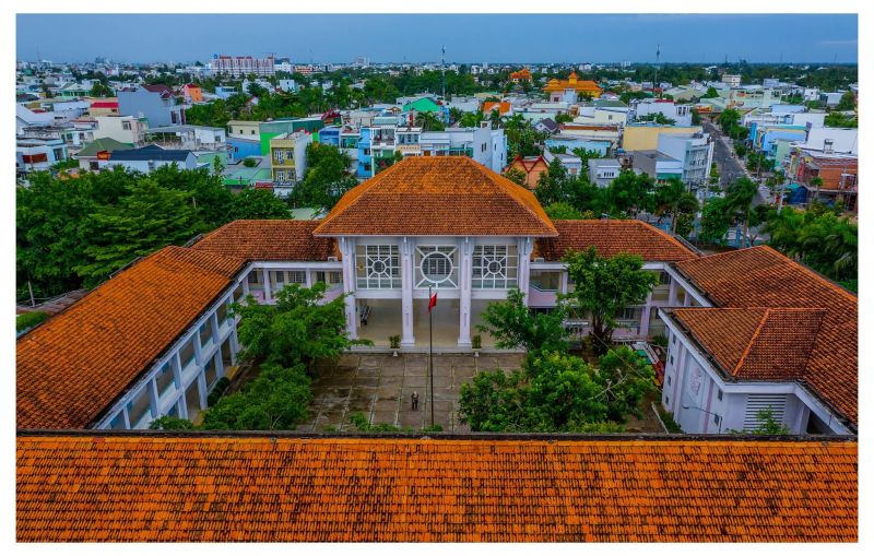 Trường THPT Nguyễn Hiền là một trong những ngôi trường có truyền thống hiếu học và bề dày thành tích.
