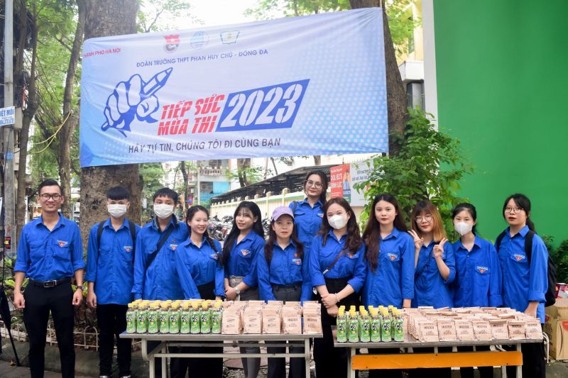 Trường THPT Phan Huy Chú tiếp sức mùa thi
