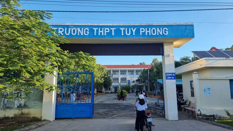 Trường THPT Tuy Phong