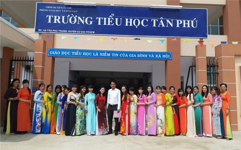 Đội ngũ giáo viên trường Tiểu học Tân Phú
