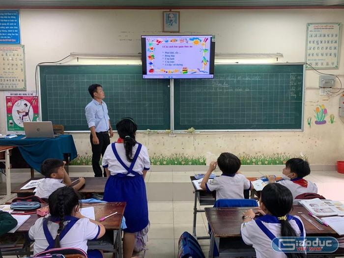 Thầy và trò trườnd Tiểu học Tân Phú Trung