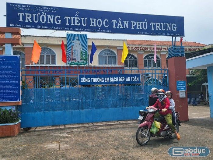 Cổng trường trường Tiểu học Tân Phú Trung
