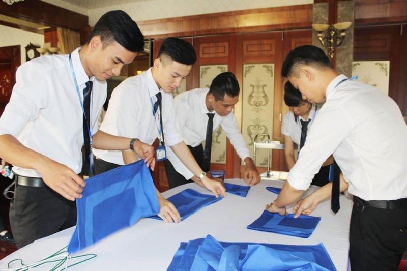 Học viên Trường trung cấp Việt Giao trong giờ học thực hành