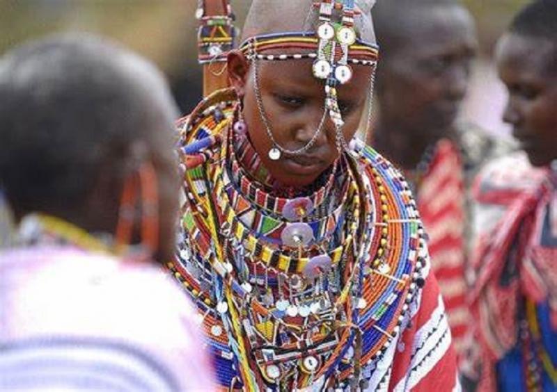 Truyền thống nhổ nước bọt vào cô dâu để được ban phước và tôn trọng của bộ lạc Maasai