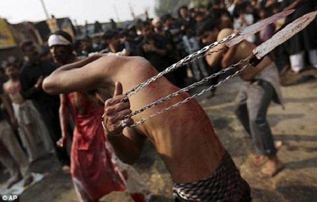 Một tín đồ Hồi giáo dòng Shiite sùng đạo tự tra tấn chính mình bằng dây xích buộc dao nhọn ở phần đầu