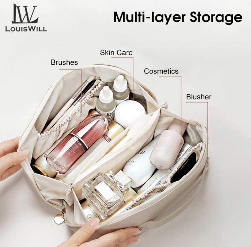 Ngăn chính rộng rãi có thể chứa các sản phẩm chăm sóc da lớn, trong khi ba túi bên nhỏ hơn có thể sử dụng để đựng phấn mắt, son môi hoặc các vật dụng nhỏ khác