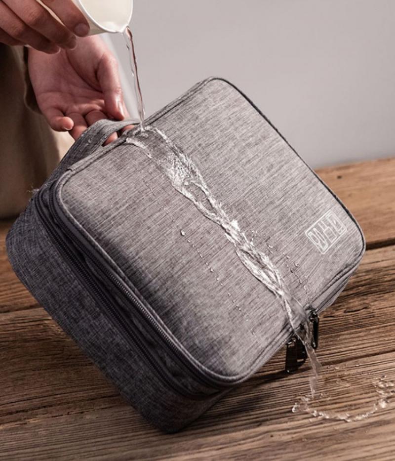 Túi được làm từ chất liệu polyester chất lượng cao, đảm bảo độ bền và khả năng chống nước