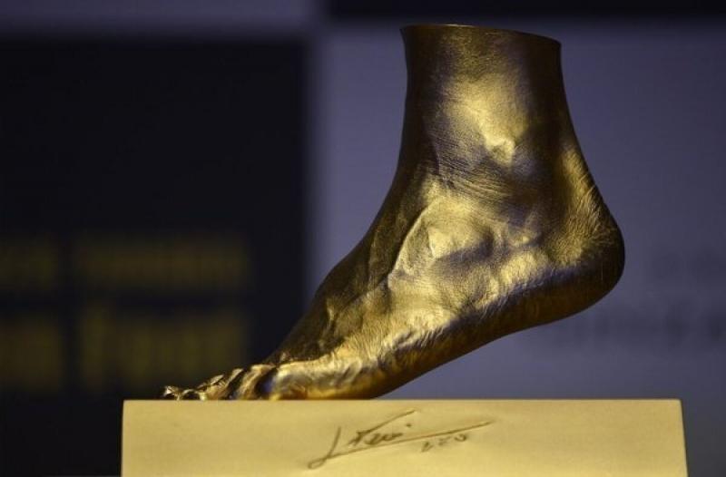 Tượng chân trái của Messi được đúc bằng vàng