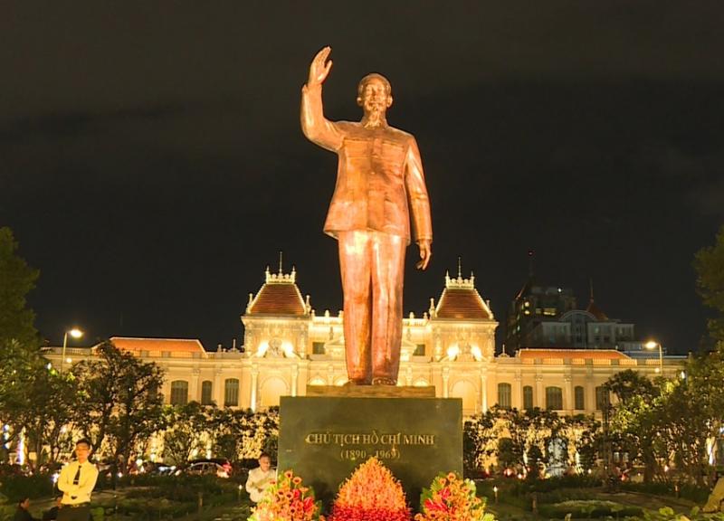 Tượng đài chủ tịch Hồ Chí Minh tại thành phố mang tên Bác