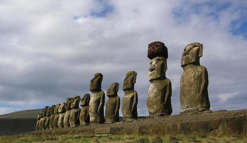 Những bức tượng đá khổng lồ trên đảo Phục Sinh vẫn luôn là câu hỏi lớn của nhân loại