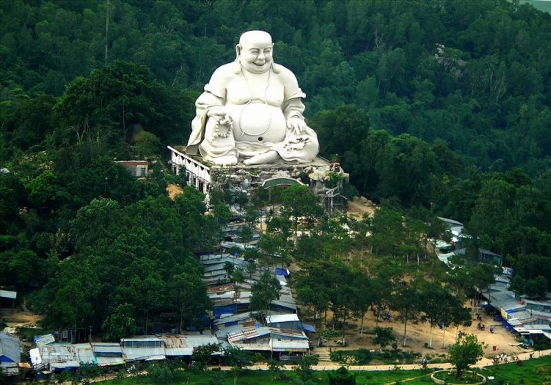 Tượng Phật Di Lặc trên đỉnh núi Cấm thuộc An Giang