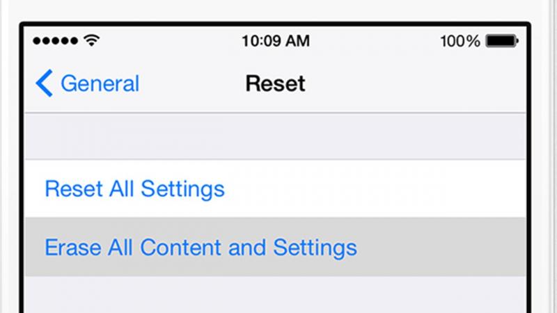 Reset dòng 2 sẽ đưa iPhone về trạng thái ban đầu và xóa toàn bộ dữ liệu