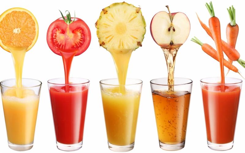 Uống nước trái cây bổ sung nước cho cơ thể