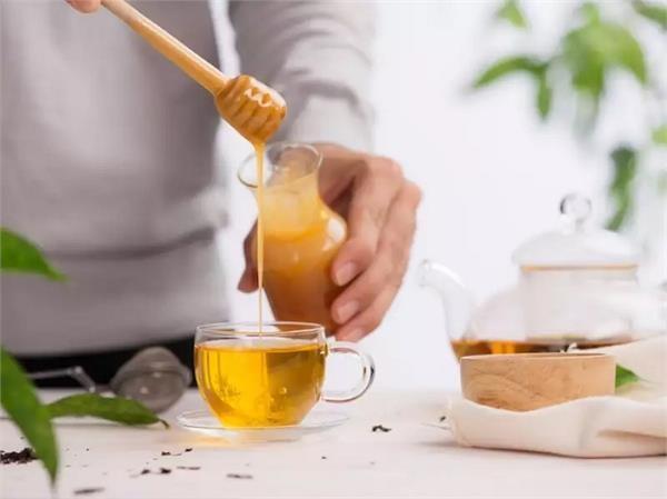 Uống một cốc trà mật ong hoặc sữa mật ong vào bữa chiều.