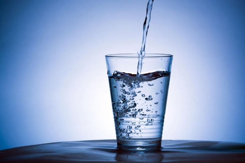Uống nhiều nước khiến da trẻ hơn