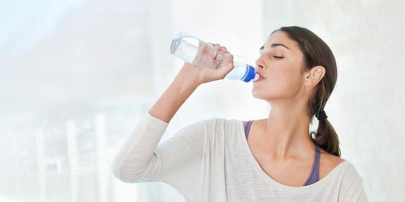 Uống nước đều đặn và đủ liều lượng