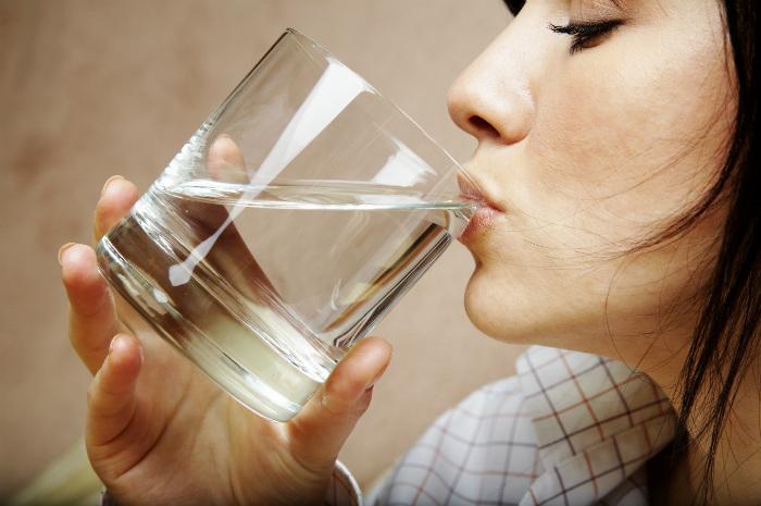 Uống nhiều nước lọc giúp giải rượu
