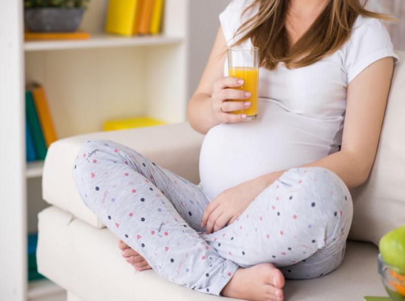 Uống nước cam giúp mẹ bầu chuyển dạ nhanh và không đau
