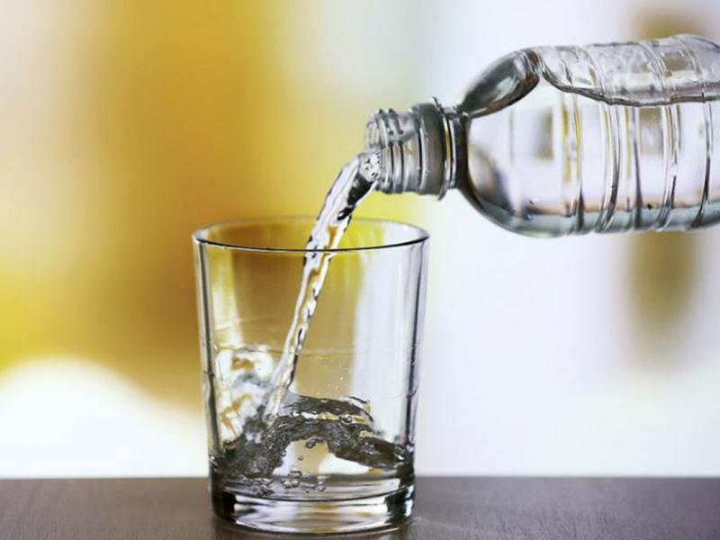 Uống nước lọc là một cách hóa giải độc tố do bia, rượu gây ra