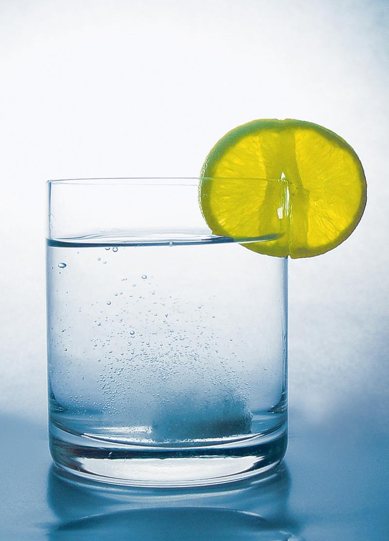 Uống nước lọc giúp bạn tránh cảm được cảm giác thèm ăn.