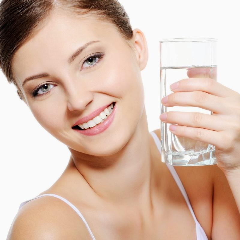 Uống nhiều nước để môi mịn màng hơn