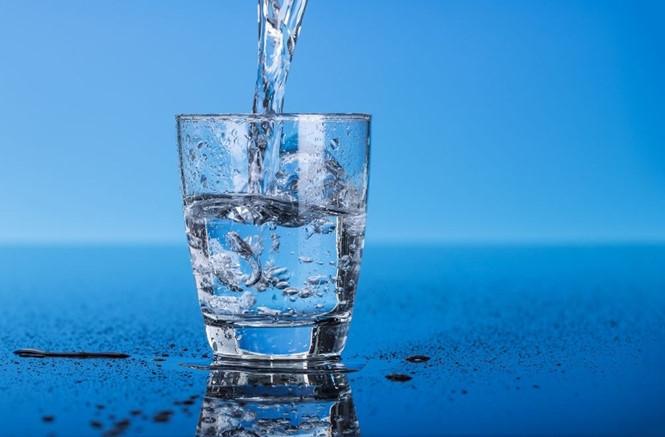 Uống đủ 2 -2,5 lít nước mỗi ngày để đẩy lùi bệnh táo bón sớm