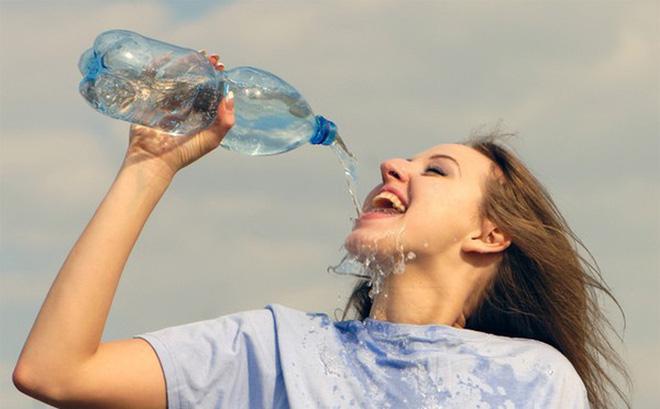 Uống nước ngay sau khi vận động nặng hay tập thể dục
