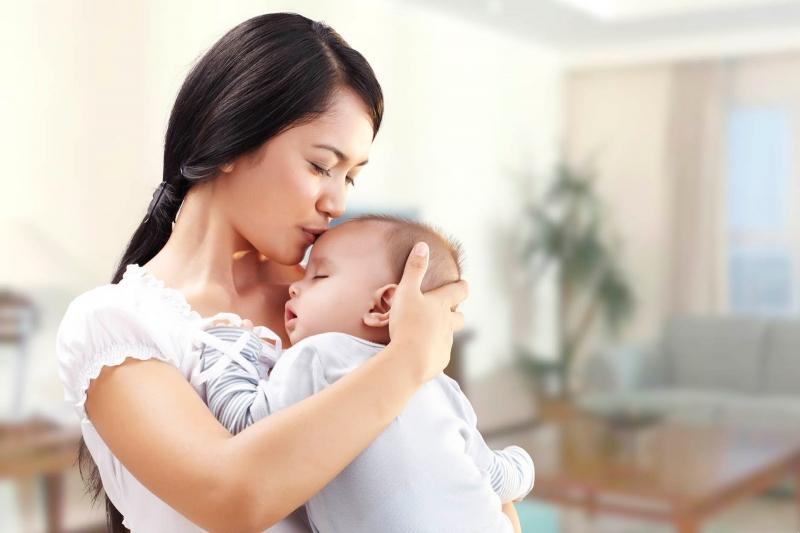 Sau sinh mẹ cần thoải mái, ăn uống đủ chất để sữa nhanh về