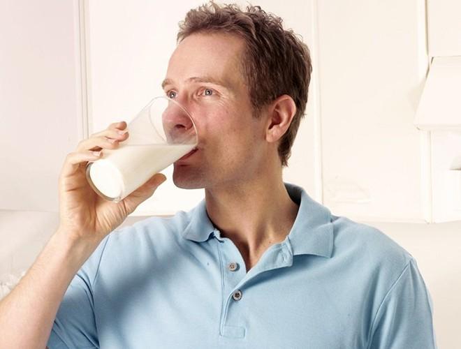 Hãy uống một ly sữa trước khi dùng đồ uống có cồn