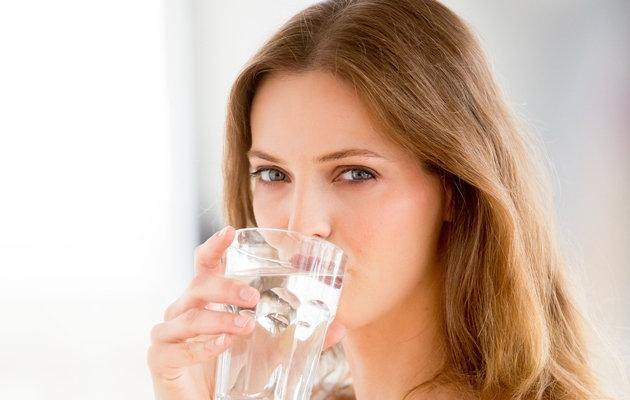 Uống 7-8 cốc nước tương đương 2-3 lít nước mỗi ngày cho một vóc dáng thon gọn