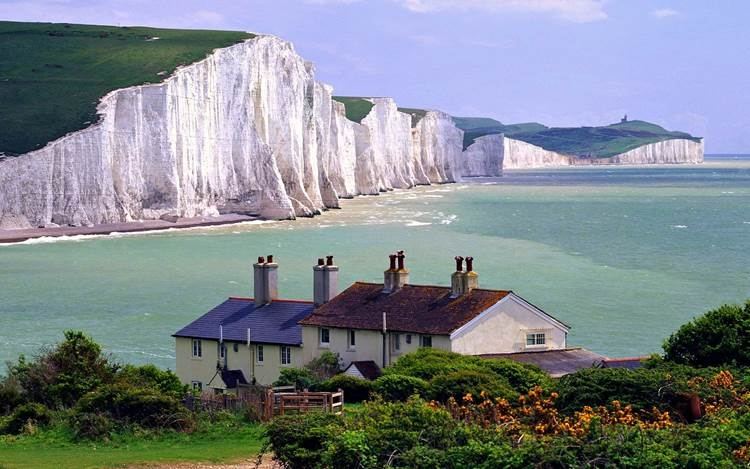 Vách đá trắng tại Dover là một trong những di tích dễ nhận biết nhất của nước Anh
