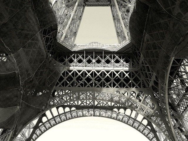 Tháp Eiffel từng trở thành biển quảng cáo