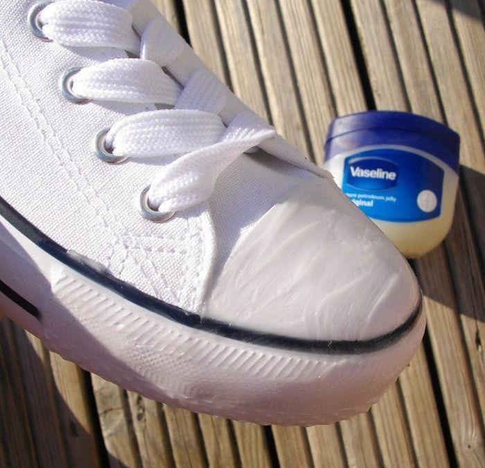 Dầu vaseline ngoài tác dụng giúp dưỡng da khô, làm mềm da nứt nẻ trong những ngày đông còn có khả năng tẩy ố trên giày trắng