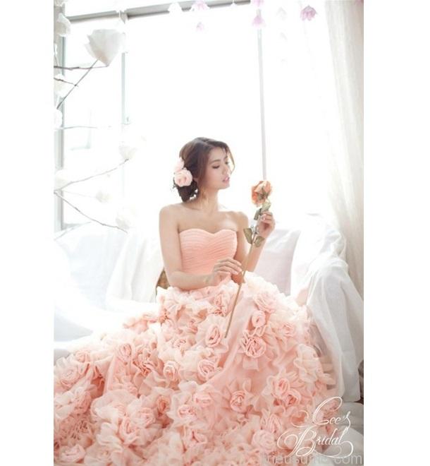 Hoa hồng được thiết kế tinh tế trên váy cưới tương trưng cho tình yêu ngọt ngào