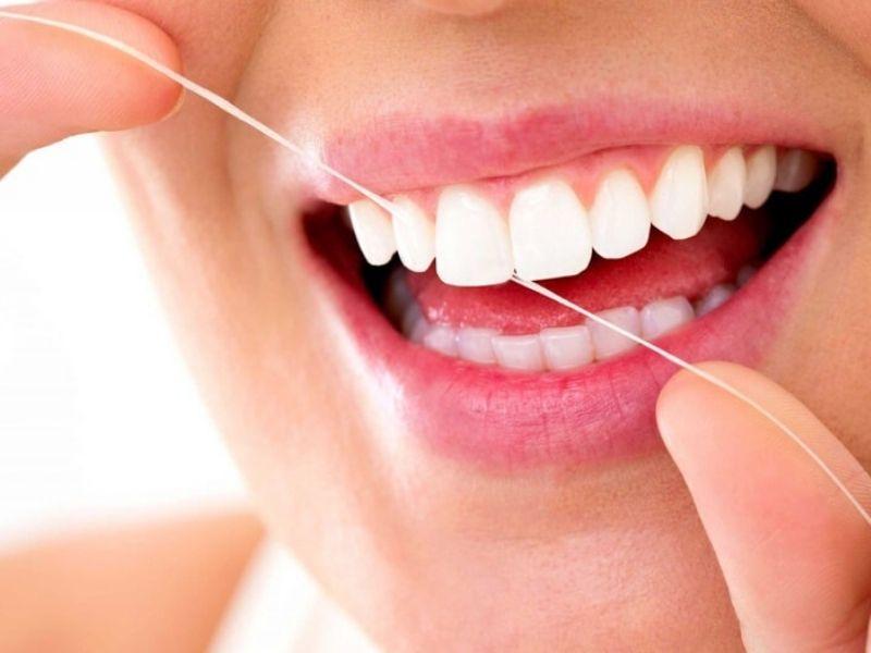 Vệ sinh răng miệng thường xuyên khi bọc răng sứ