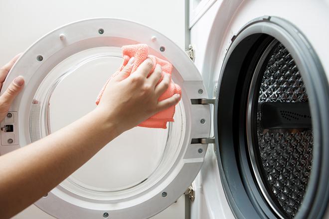 Vệ sinh lồng máy giặt bằng nước nóng