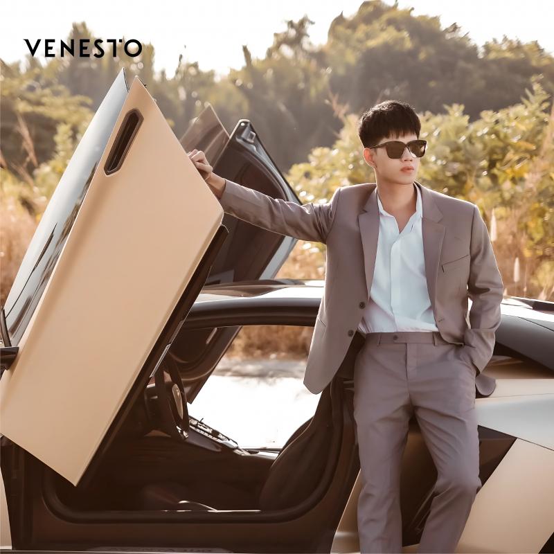 Venesto chủ đích tạo ra những bộ vest mang nét đàn ông, trưởng thành và tinh tế cho người mặc