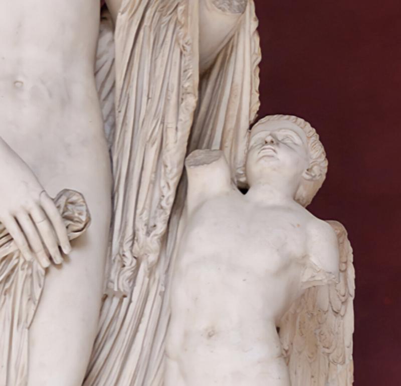 Tượng thần Cupid đứng bên cạnh Venus Felix