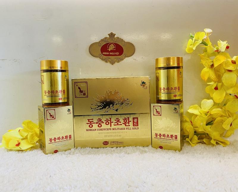 Sản phẩm đông trùng hạ thảo Hàn Quốc được bào chế dạng viên, hộp 2 lọ vàng cùng kiểu dáng sang trọng và bắt mắt nên rất thích hợp làm quà.