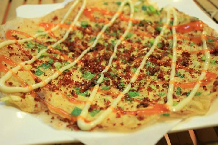 Bánh tráng nướng là món ăn phổ biến ở Việt Nam, được mệnh danh là pizza của Việt Nam