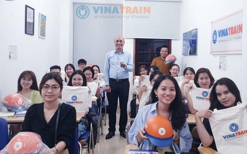 Vinatrain có đội ngũ giảng viên của trung tâm đầy nhiệt huyết và có tâm huyết trong việc giảng dạy và truyền đạt tri thức cho học viên