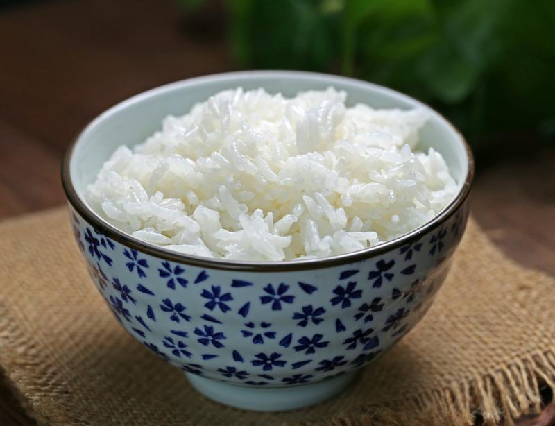 Khi vo gạo thật, nước vo gạo sẽ có màu trắng hoặc trắng ngà do lớp cám bị bong ra